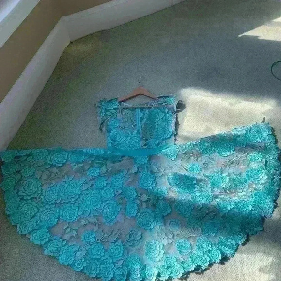 Gorgeous Turquoise and Silver hand made lace dress. - Picture 10 of 13